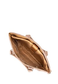 Lichtbeige leren handtas met een gladde textuur, een bovenste ritssluiting en een gouden binnenvoering met een logomotief en een zak.