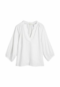 Witte linnen blouse met een V-hals, geplooide details bij de schouders en driekwart mouwen die iets wijduit staan.