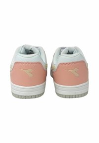 Sneaker con una combinazione di colori bianco e rosa pastello, materiale in pelle liscia, design a basso profilo e suola in gomma testurizzata.