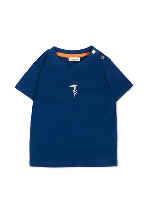 Maglietta a maniche corte da bambino in blu navy con logo astratto bianco al centro del petto, bordo arancione sul collo e due bottoni automatici argentati sulla spalla.