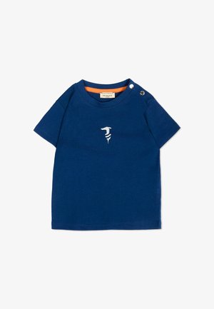 T-shirt à manches courtes bleu marine pour tout-petit avec logo abstrait blanc au centre de la poitrine, bordure orange au niveau du col et deux boutons-pression argentés à l'épaule.