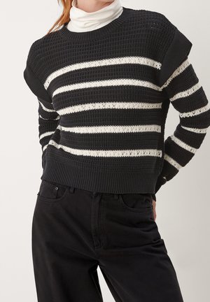 Suéter de punto a rayas en colores azul marino oscuro y blanco, con cuello redondo, patrón texturizado y un corte ligeramente oversize.