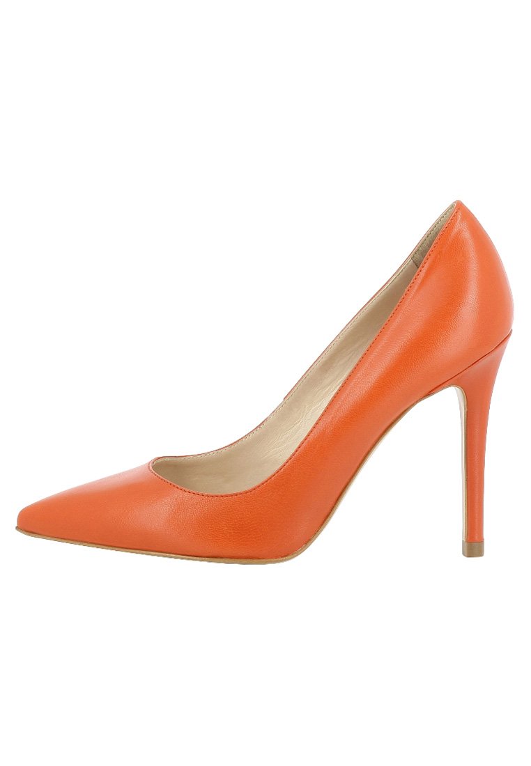 zapatos naranjas