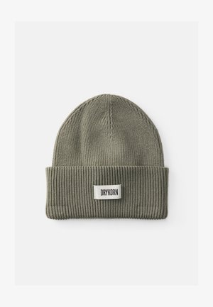Olijfgroen gebreide beanie met een omgevouwen rand, voorzien van een wit label met de tekst "DRYKORN". Het materiaal lijkt zacht met een gestructureerd patroon.