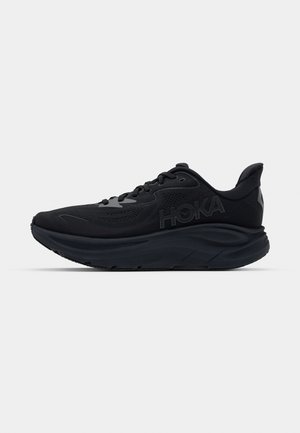 Schwarzer Laufschuh mit einem strukturierten Mesh-Obermaterial, gepolsterter Sohle und einem eleganten Design mit dem "HOKA"-Logo an der Seite.