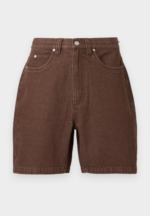 Shorts in denim marrone a vita alta con bottone frontale, passanti per cintura e due tasche anteriori, mostrati su uno sfondo chiaro uniforme.