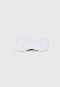 Hvit sneaker såle med en teksturert gummioverflate, som har sirkulære og forlengede spor for grep og trekkraft. Rent, minimalistisk design.