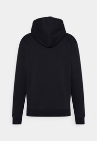 Zwarte hoodie met een eenvoudig ontwerp, voorzien van een kangoeroezak, geribde manchetten en een trekkoordkap. Gemaakt van zachte stof.