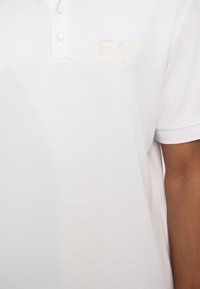 EA7 Emporio Armani Pólóing - white