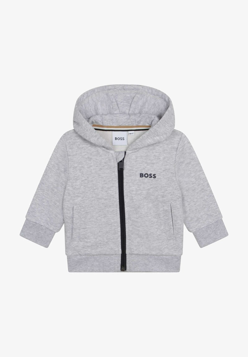 Šedá mikina s kapucí vyrobená z měkké tkaniny. Má zipové zapínání a dvě boční kapsy. Černé logo na hrudi a žebrované manžety.