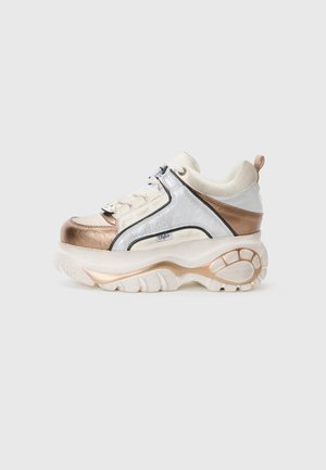 Chunky sneaker med en hvit overdel, metallisk sølv- og gullakenter, teksturert stoff, polstret krage og tykk, mønstrete såle.