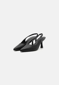 Melni siksnu zābaki, kas izgatavoti no gludas ādas, ar norādītu purngalu un īsu, masīvu papēdi. Minimalistisks un elegants izskats.