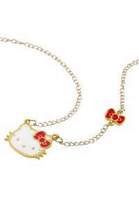 Gouden ketting met een witte Hello Kitty hanger met een rode strik en een klein rood strikje als bedeltje. Gladde emaille afwerking.