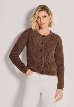 MADELEINE, MADELEINE STRICKJACKE FLAUSCHIGE STRICKJACKE MIT WABENMUSTER - Strickjacke - truffle brown
