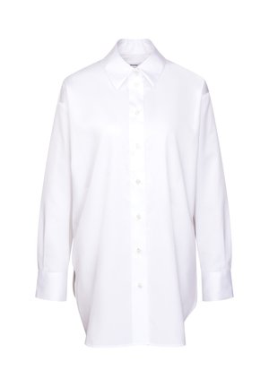 Camicia bianca a maniche lunghe, realizzata in tessuto liscio, con colletto classico e chiusura con bottoni, orlo leggermente curvato e vestibilità comoda.