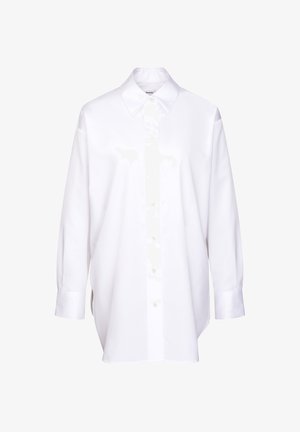 Camicia bianca a maniche lunghe, realizzata in tessuto liscio, con colletto classico e chiusura con bottoni, orlo leggermente curvato e vestibilità comoda.