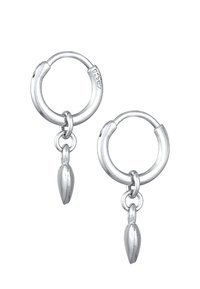 Orecchini a cerchio in argento con una finitura liscia, dotati di un ciondolo a forma di foglia pendente. Il design include una chiusura sicura e un piccolo anello di collegamento.