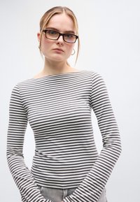 Μπλούζα μακρυμάνικη με ρίγες σε γκρι και άσπρο, με ντεκολτέ καραβάκι και εφαρμοστή σιλουέτα, με λεία υφή και επιμήκη μανίκια.