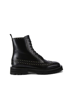 Schwarze Leder-Stiefeletten mit goldenen Nieten, runder Spitze, Schnürdesign, geprägten Details und robuster Gummisohle.