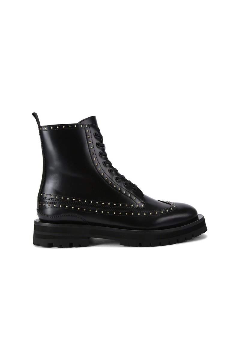 Stivali alla caviglia in pelle nera con borchie dorate, punta rotonda, design con lacci, dettagli in rilievo e suola in gomma spessa.