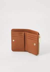 Portafoglio in pelle marrone con finitura testurizzata. Presenta più slot per carte, una chiusura con zip e un dettaglio con bottone a pressione.