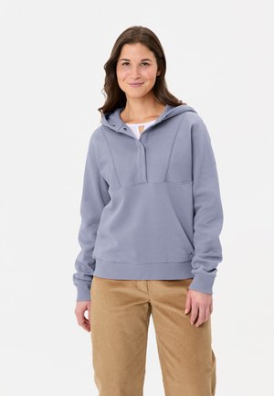 Lichtgrijze hoodie met een halve knoopsluiting aan de voorkant, ribgebreide manchetten en onderkant. Draag met beige corduroy broeken. Zacht, casual ontwerp.