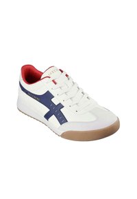 Zapatilla blanca con acentos en azul marino y un interior rojo. Cuenta con materiales de gamuza y cuero, cordones planos y una suela de goma.