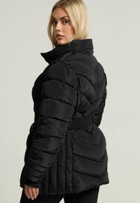 Schwarze gesteppte Pufferjacke mit tailliertem Schnitt, hohem Kragen und gerippten Bündchen. Verfügt über eine glänzende Oberfläche und ein horizontales Nähmuster.