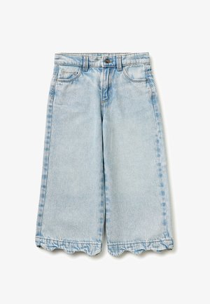 Pantalones cortos de mezclilla azul claro con bolsillos frontales, trabillas para cinturón, cierre de botón y dobladillos con borde festoneado.