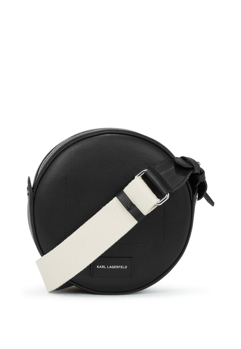 Borsa a tracolla rotonda in pelle nera con una tracolla bianca regolabile, caratterizzata da una superficie liscia e dettagli del logo in rilievo. Chiusura a zip.