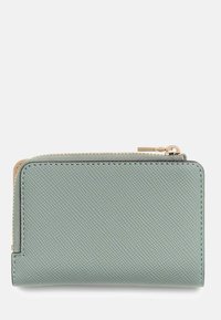 Portefeuille vert menthe en cuir texturé. Présente une fermeture éclair et des coutures discrètes le long des bords, forme rectangulaire compacte.