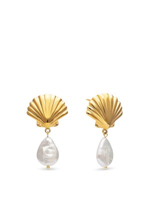 Pendientes dorados con forma de concha con gotas irregulares de perla blanca colgando debajo sobre un fondo blanco.