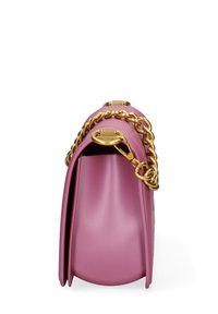 Borsa a mano in pelle rosa con base arrotondata, tracolla in catena dorata e design elegante. Presenta una chiusura a pattina e una superficie liscia.
