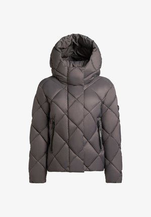 Vadderad grå jacka med hög krage och stor huva. Har diamantquiltning, två sidodragkedjor och en slät, glänsande yta.