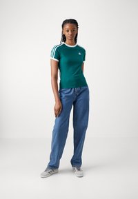 adidas Originals TEE - T-shirt print - green