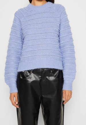Maglione a maglia di colore viola chiaro con strisce orizzontali, polsini a coste e scollatura a girocollo, abbinato a pantaloni in pelle nera e lucida.