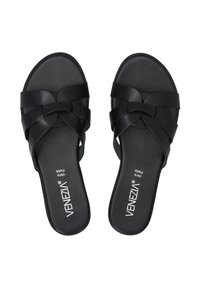 Sorte slidesandaler med fletdetalje, glat lædermateriale og flad sål. Branding er synlig på indersålen.