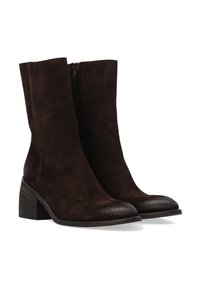 Hnědé semišové kotníkové boty s kulatou špičkou a blokovým podpatkem, se bočním zipem a hladkým koženým akcentem na špičce.