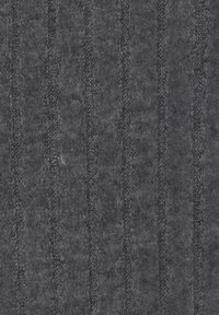 Tissu gris foncé texturé avec des lignes côtelées verticales, surface douce, aspect légèrement duveteux et couleur uniforme dans l'ensemble.