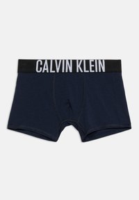 Ανδρικά μπόξερ σε ναυτικό μπλε με μαύρη ελαστική μέση, λευκό λογότυπο "CALVIN KLEIN" στο μπροστινό μέρος.