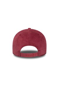 Czerwona czapka baseballowa z korduroy, charakteryzująca się teksturowanym materiałem, regulowanym plastikowym paskiem z tyłu oraz przeszyciami wzdłuż szwów.