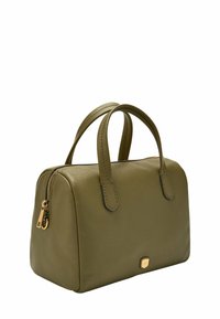 Sac à main en cuir vert olive avec une finition texturée, de forme ronde, deux poignées et une fermeture éclair dorée. Présente des accents de design minimalistes.