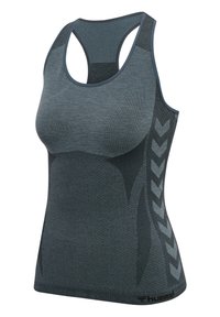 Camiseta deportiva sin mangas de color gris oscuro con espalda de malla, que presenta un patrón texturizado y detalles en forma de cheurón. Fabricada con material transpirable y diseño ajustado.