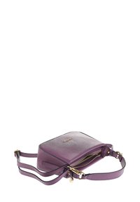 Borsa a tracolla viola in pelle con finitura testurizzata, dettagli in metallo dorato e scomparto con cerniera. Compresa una tracolla regolabile.