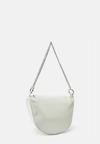 Witte faux leren handtas met een halfmaanvorm, textuur op het oppervlak en een zilveren kettingriem met metalen accenten.