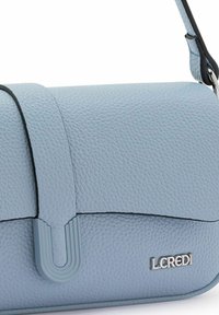 Borsa a tracolla in pelle testurizzata di colore blu chiaro con chiusura a pattina, accentuata da una bordatura nera a contrasto e dal logo L.Credi.