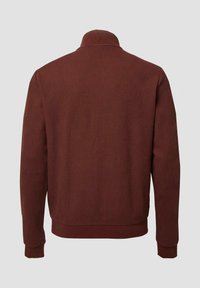 Bordowy pulower z wysokim kołnierzem, z subtelnym geometrycznym wzorem, ściągaczami na mankietach i na dole, wykonany z dzianiny.