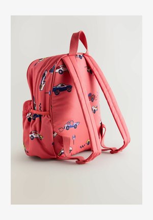 Rucsac roz cu modele colorate de mașini, cu fermoare duble, curele căptușite și un buzunar lateral din plasă pentru un plus de depozitare.