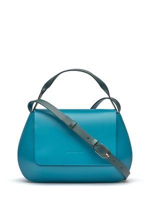 Sac à main en cuir bleu sarcelle avec une forme structurée, doté d'une poignée supérieure et d'une bandoulière ajustable, souligné par des coutures et une fermeture à rabat.