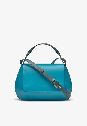 Tas van teal leer met een gestructureerde vorm, voorzien van een bovenhandvat en verstelbare band, geaccentueerd door stiksels en een klepsluiting.